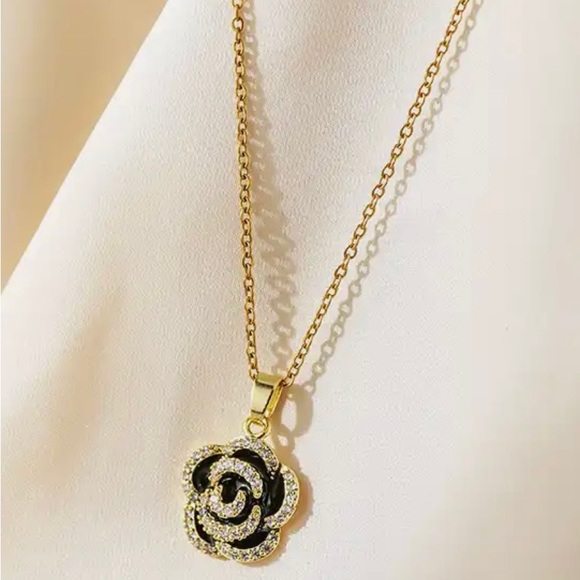 Jewelry - 14 k gold flower necklace, diamond.